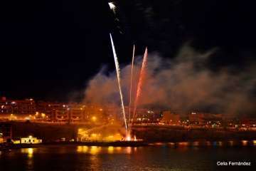 Los fuegos de Melenara, una explosión de color (Foto Celia Fernández)